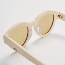 Load image into Gallery viewer, Dug . Ivory
